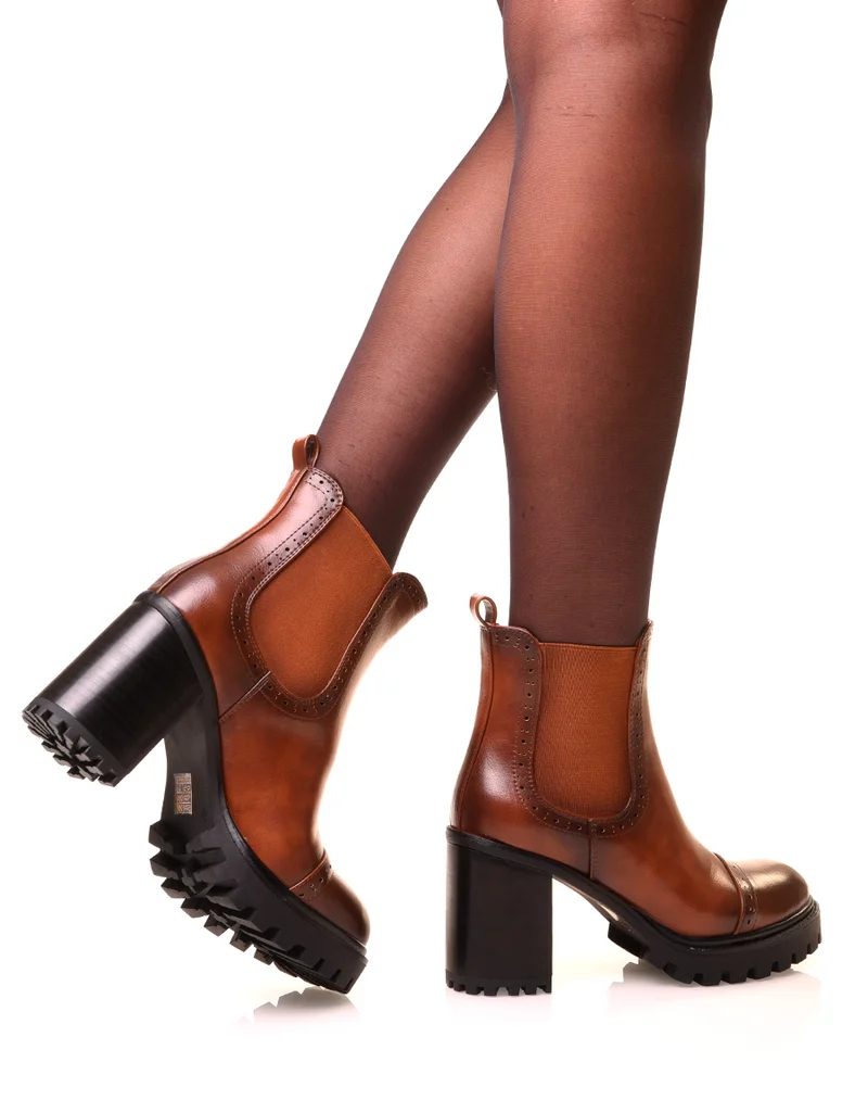 Bottines camel à talons carrés et à semelles crantées