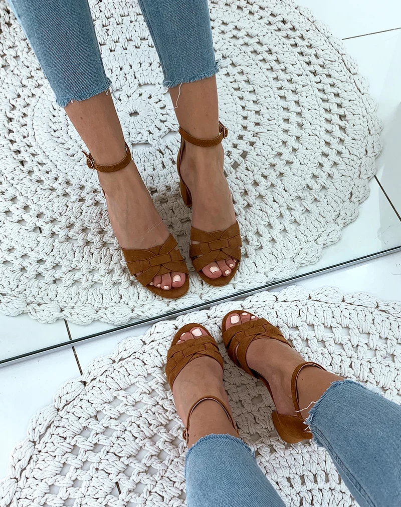 Sandales en suédine camel à petits talons carrés et larges brides fantaisies