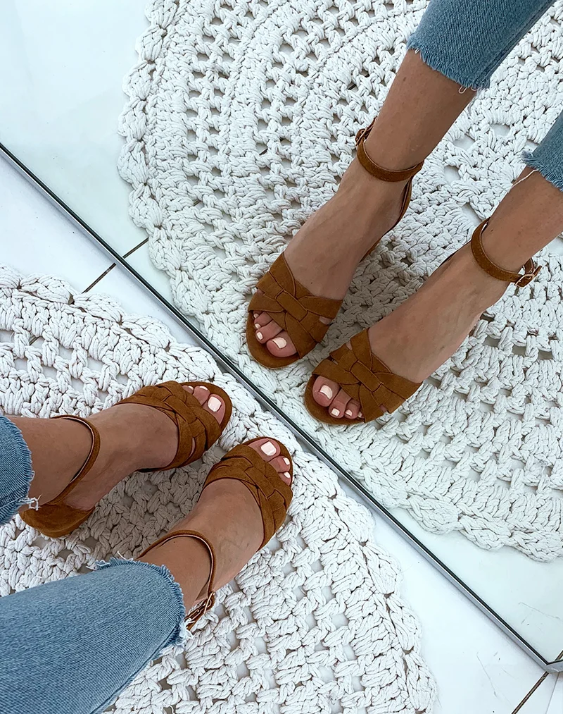 Sandales en suédine camel à petits talons carrés et larges brides fantaisies