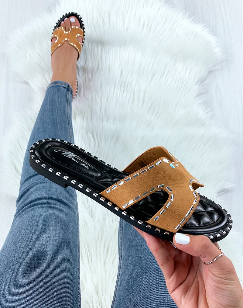 Mules camel à lanières ornées de bijoux rectangulaires