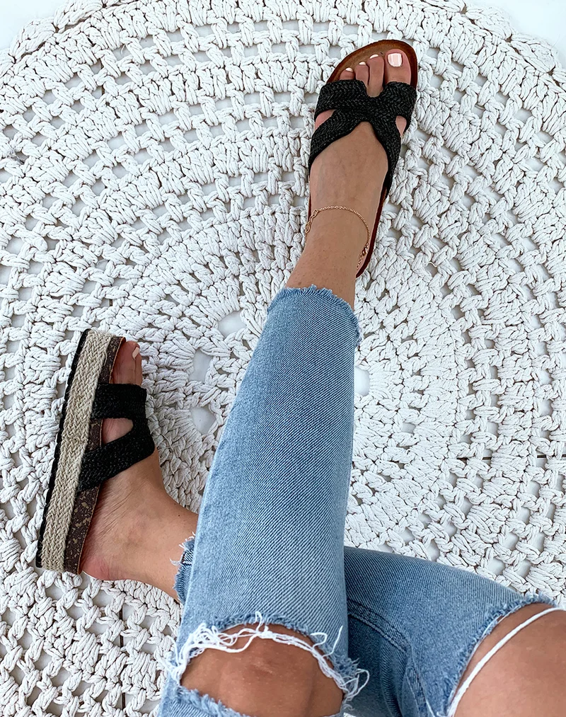 Mules noires en raphia tressé