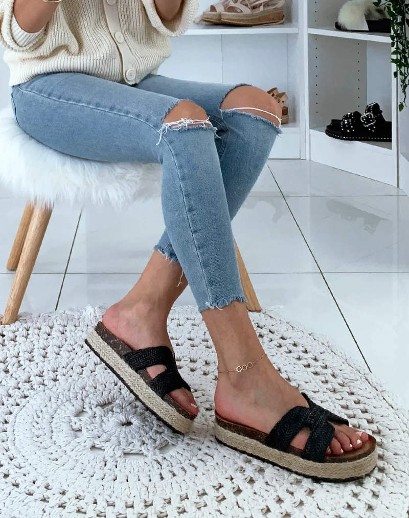 Mules noires en raphia tressé