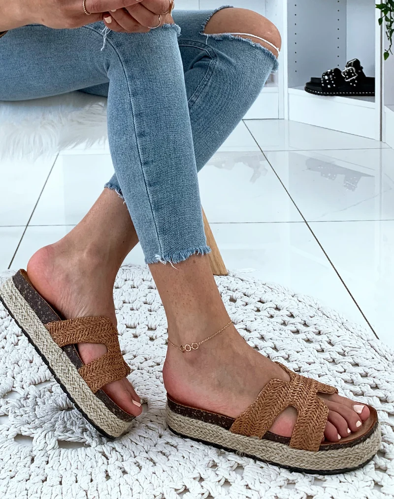 Mules camel en raphia tressé