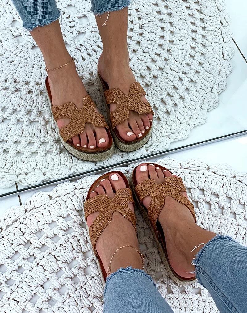 Mules camel en raphia tressé