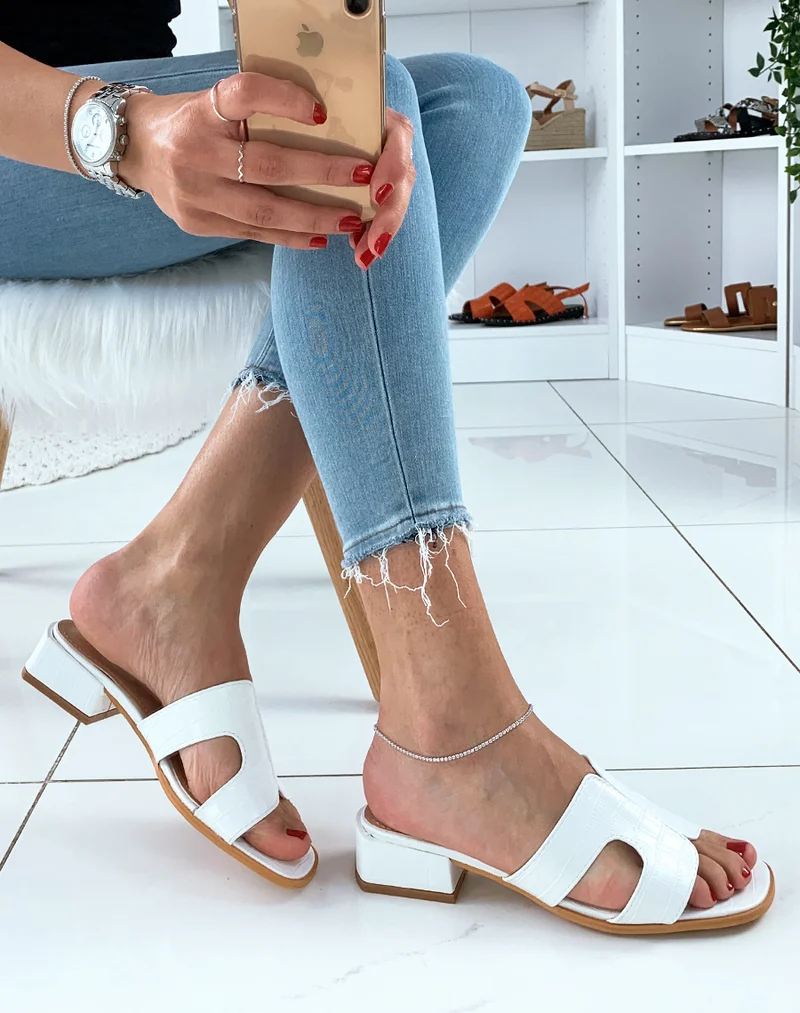 Mules blanches effet croco à larges brides et petits talons