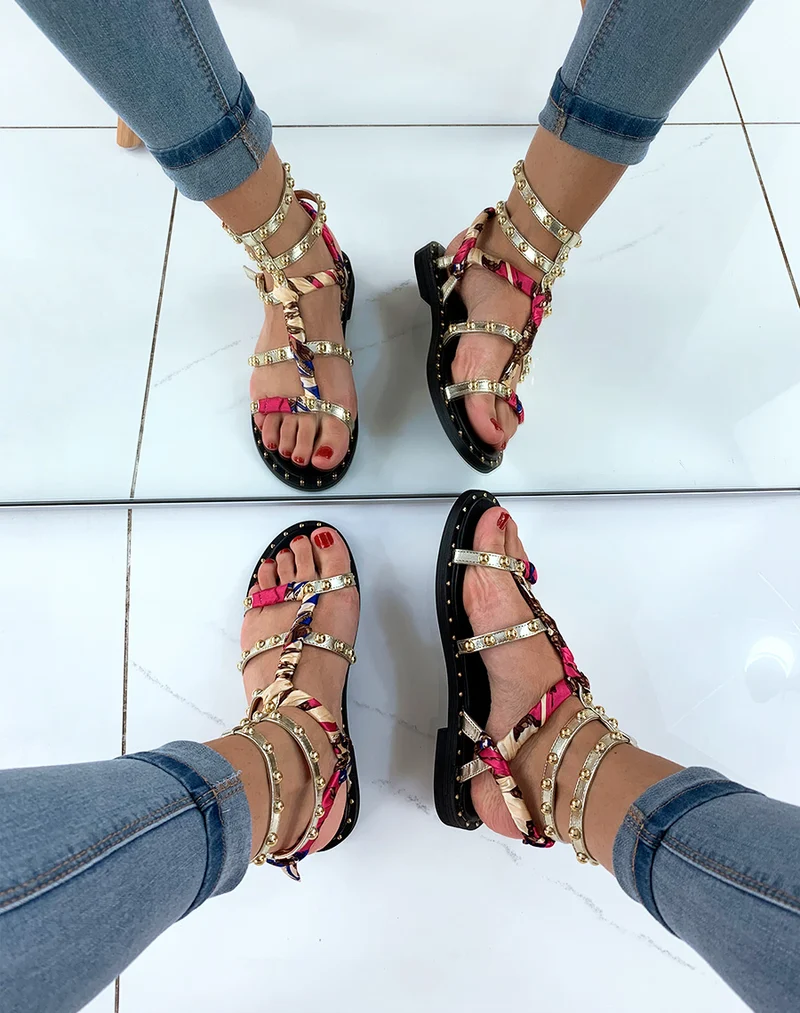 Nu-pieds dorés à lanières ornées de clous avec détails foulard