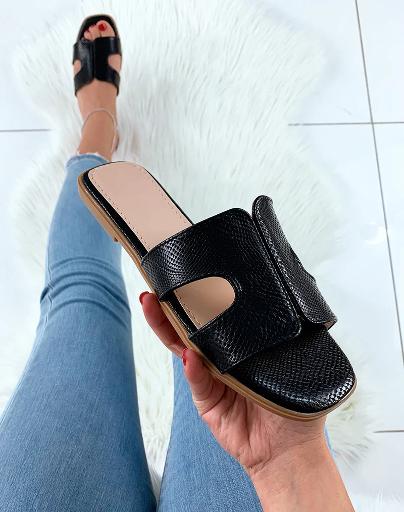 Mules noires en similicuir effet python à large bride