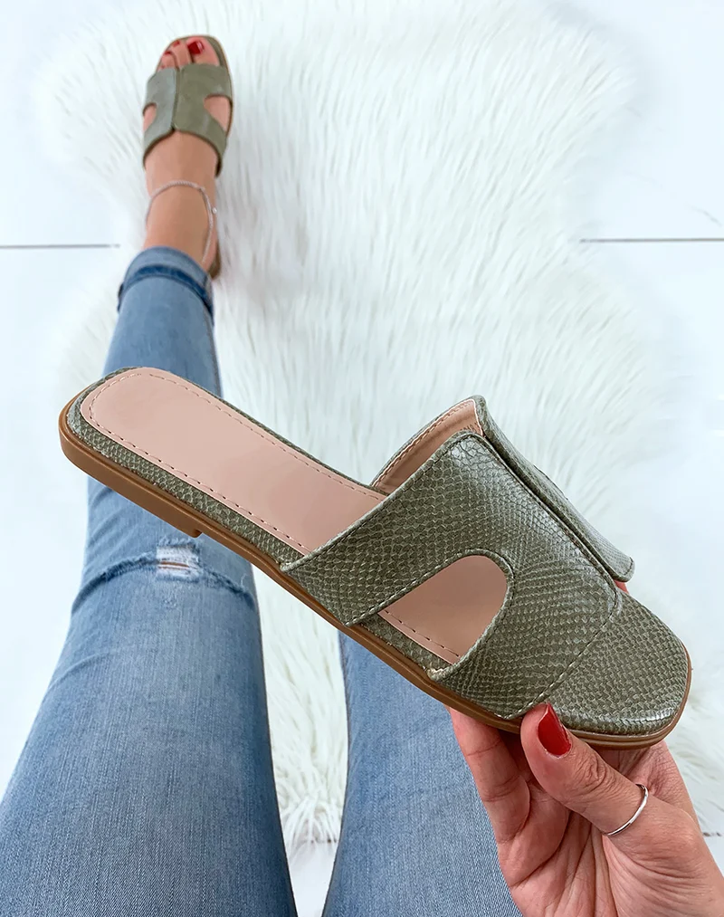 Mules vertes en similicuir effet python à large bride