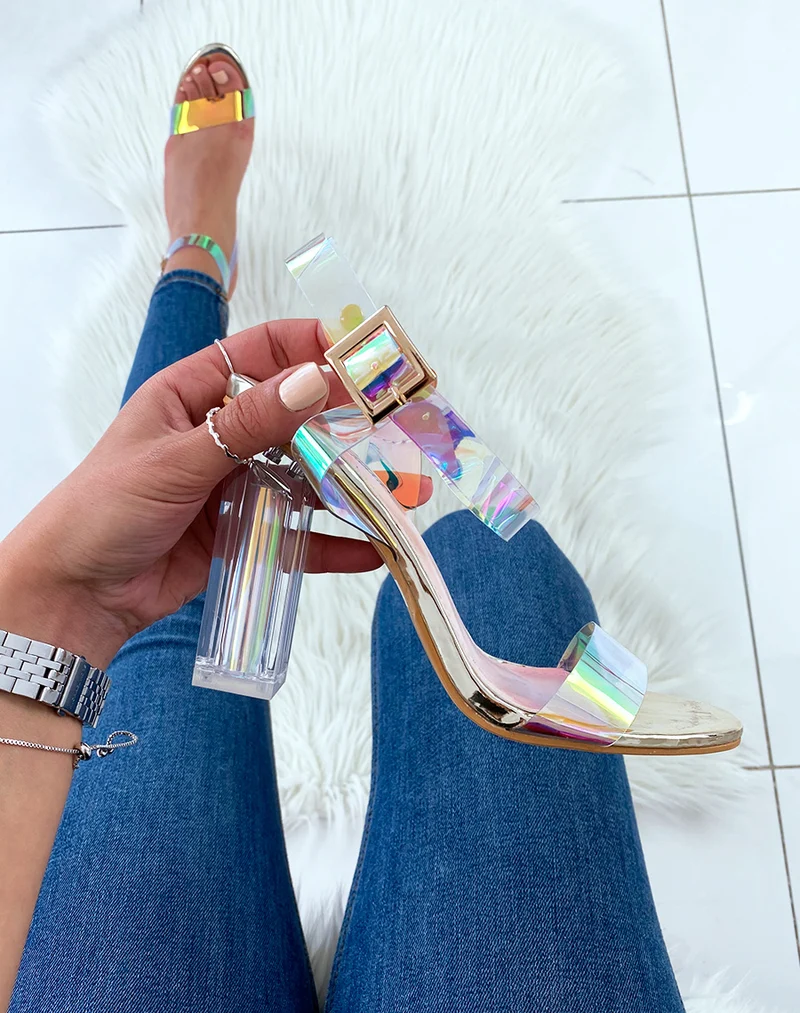 Sandales dorées à talons transparents et à brides holographiques