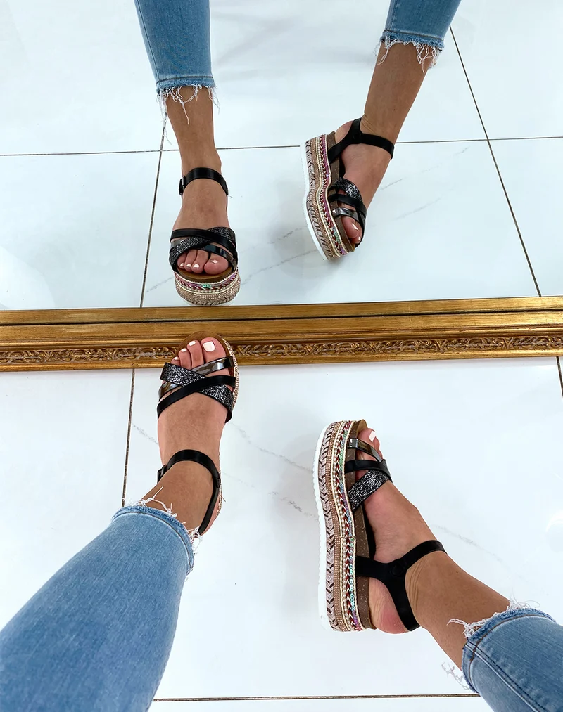Nu-pieds noirs à semelles compensées fantaisies et multiples brides