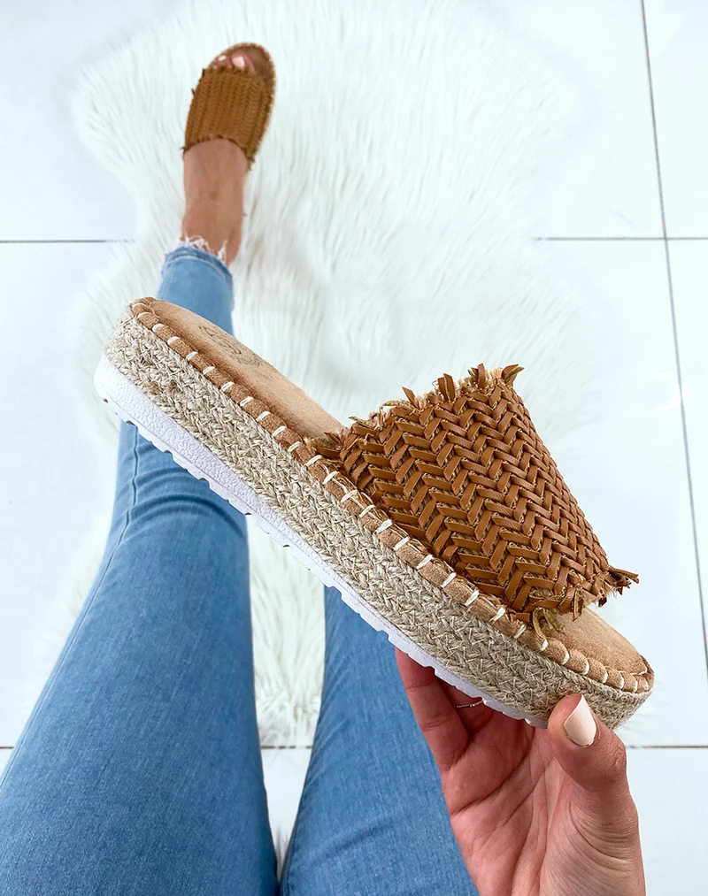 Mules camel à semelles compensées et brides fantaisies