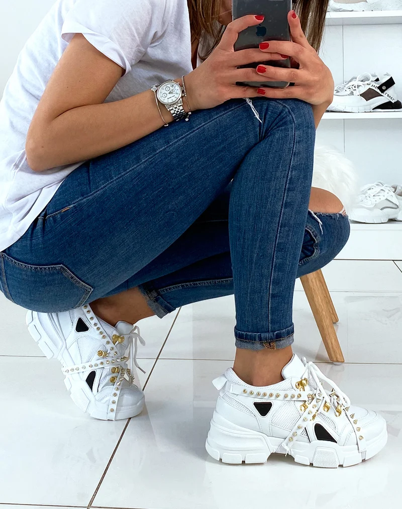 Baskets à lanières cloutées