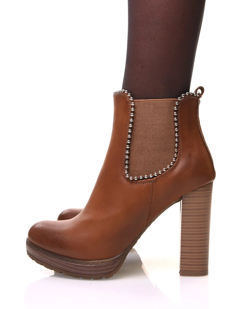 Chelsea boots camelles à talons et détails perles