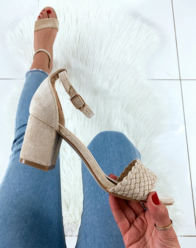 Sandales en suédine beiges à talons carrés et à bride tressée