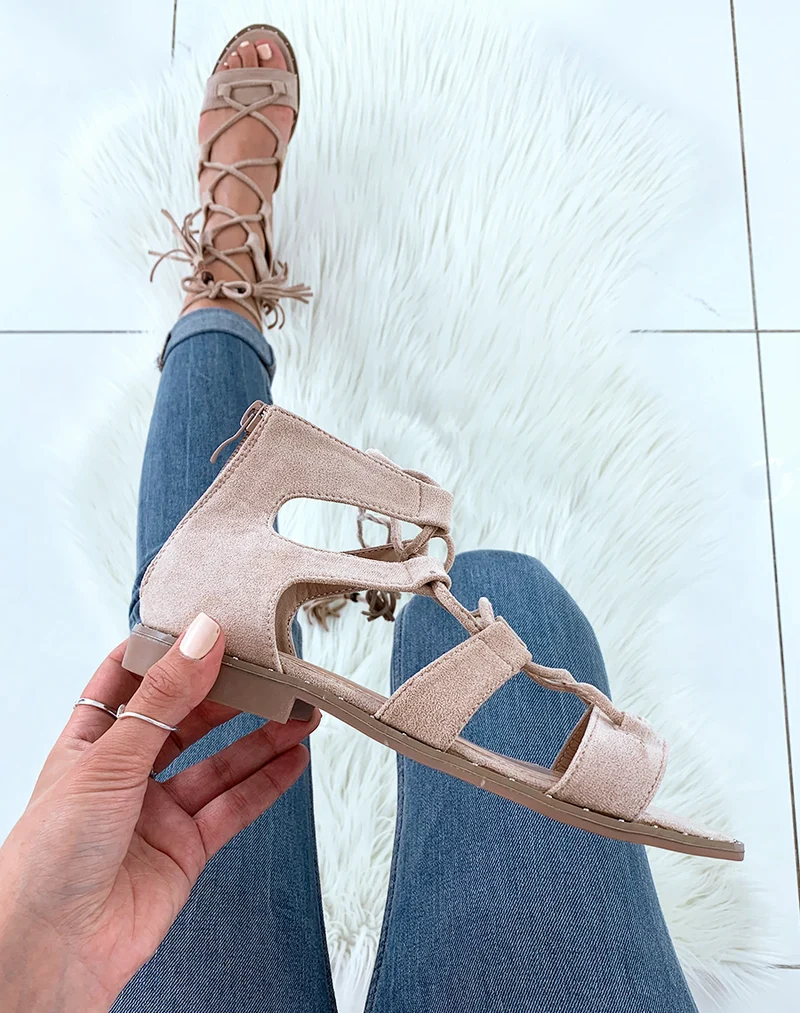 Nu-pieds en suédine beiges à multibrides entrecroisées