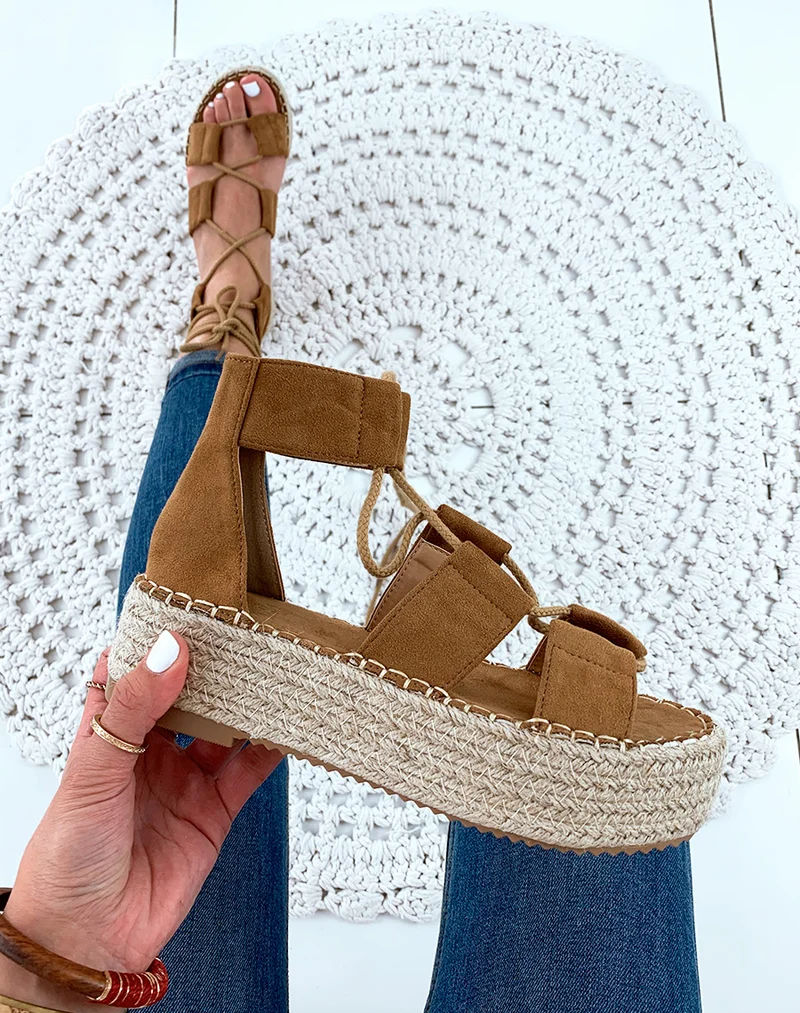 Nu-pieds en suédine camel à plateforme et à lacets