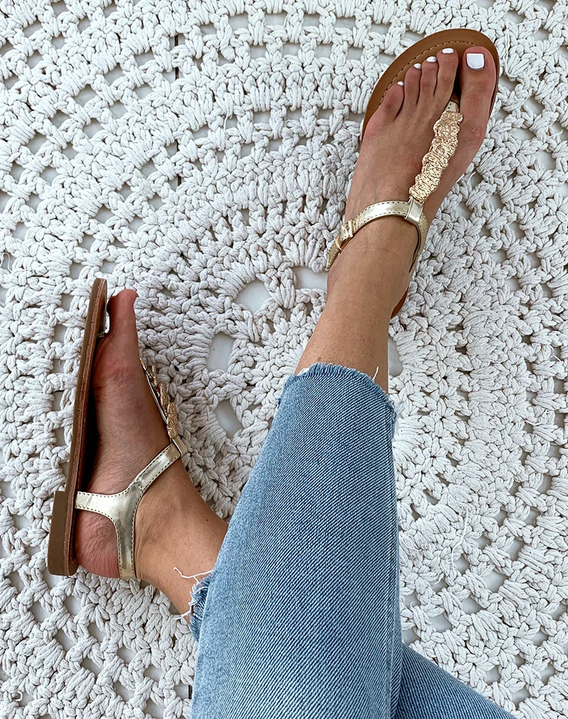 Nu-pieds dorées à bijoux dorés frappés