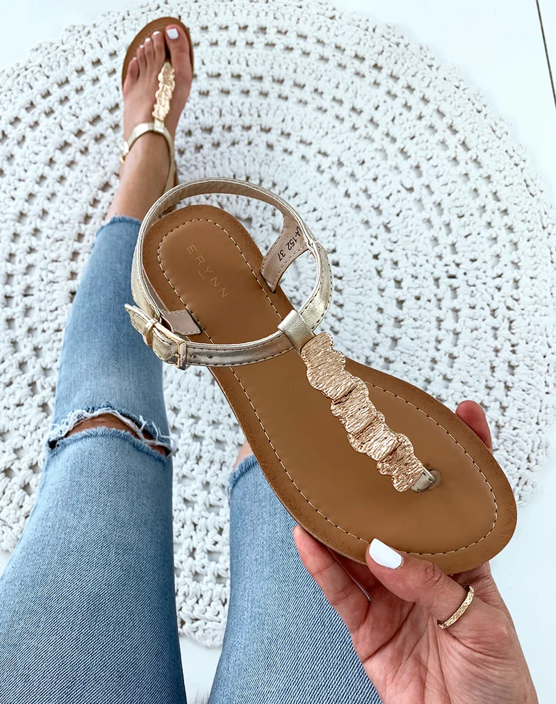 Nu-pieds dorées à bijoux dorés frappés