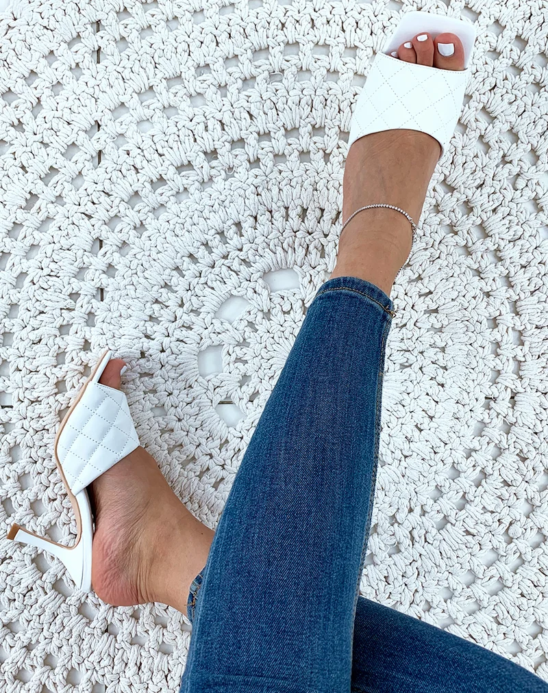 Mules blanches à talons et à larges brides matelassées