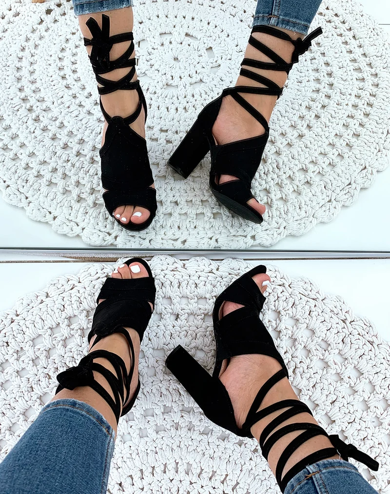 Sandales à talons noires en suédine à lacets