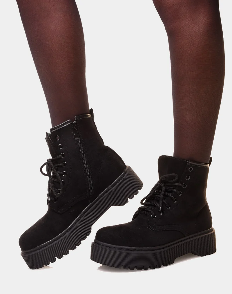 Bottines montantes noire en suédine à grosse plateforme