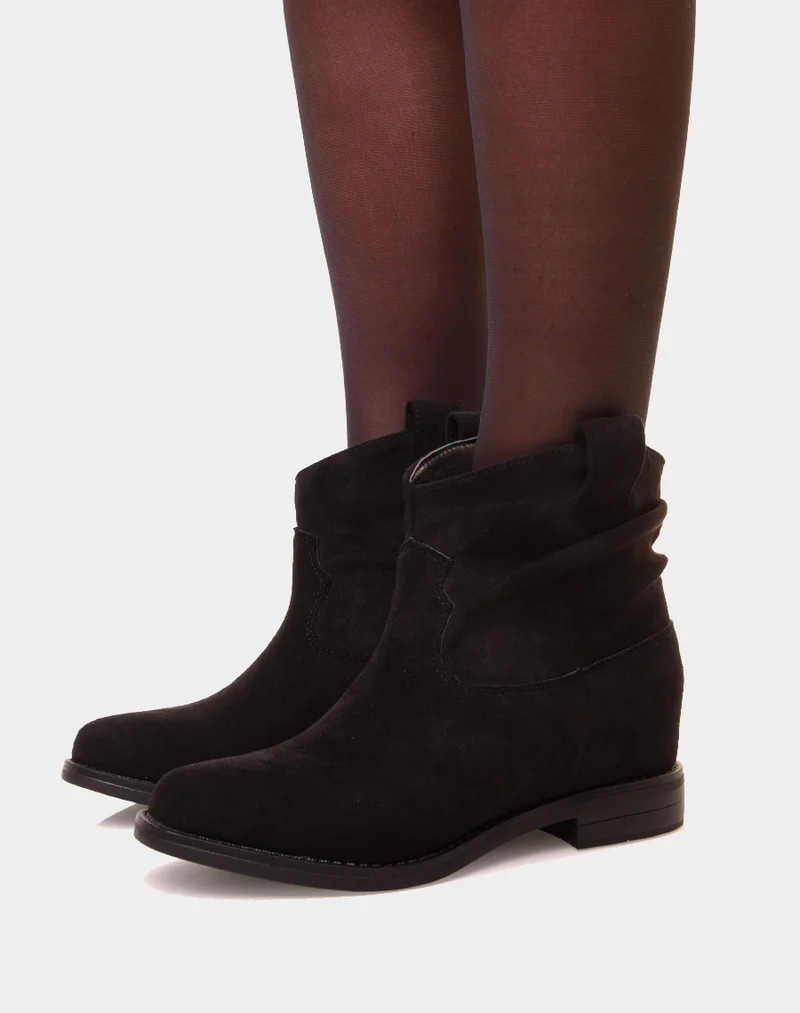 Bottines basses noires en suédine plissée