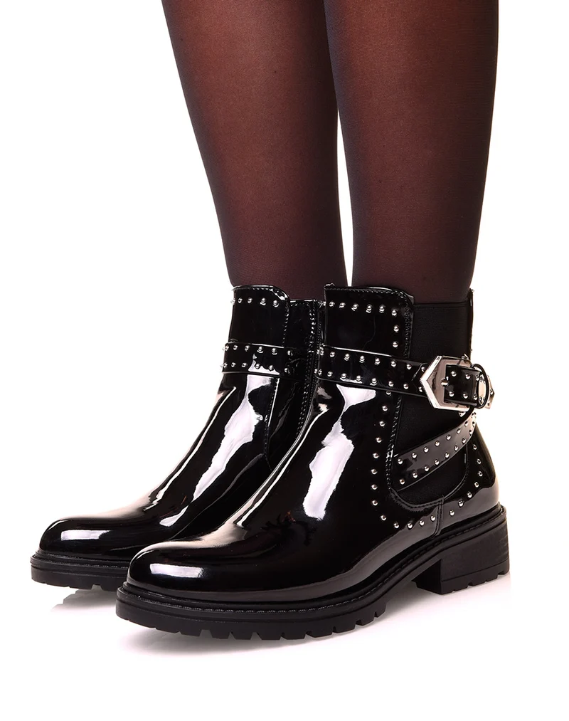 Bottines vernis noires à sangles cloutées