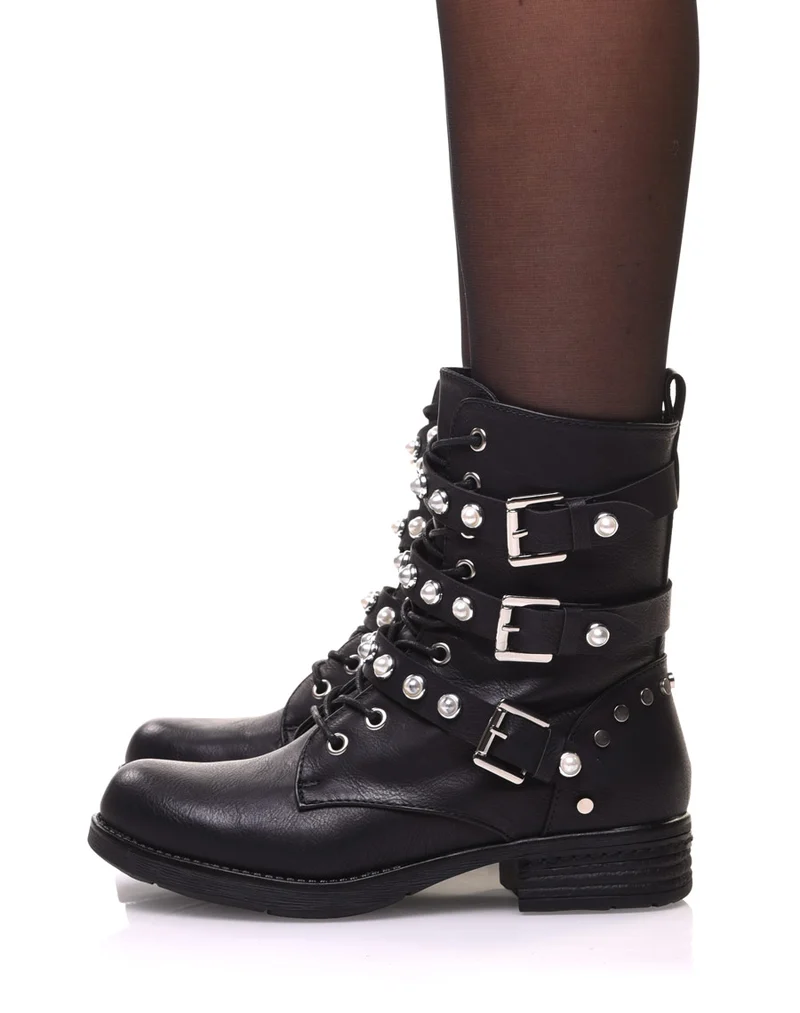Bottines noires à lacets et lanières ornées de perles