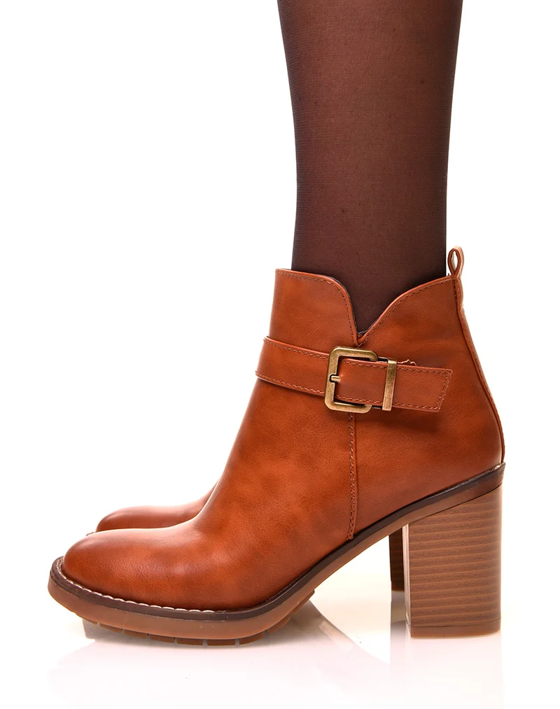 Bottines camel à talons carrés et à sangle
