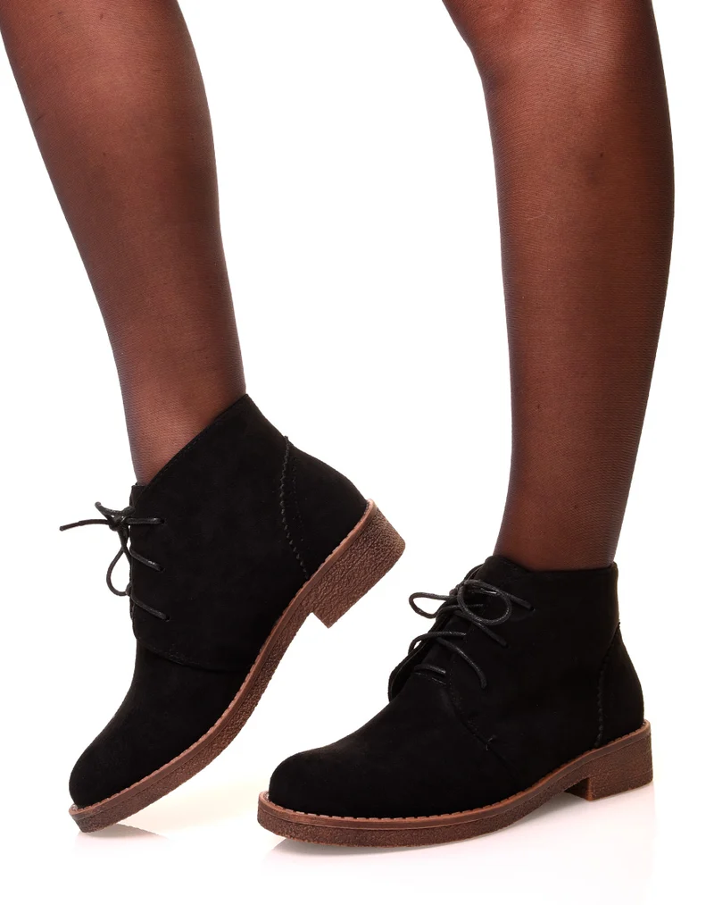 Bottines noires montantes en suédine à lacets