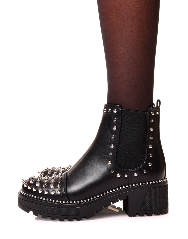 Chelsea boots noire à effet lisse ajouré de clous argenté