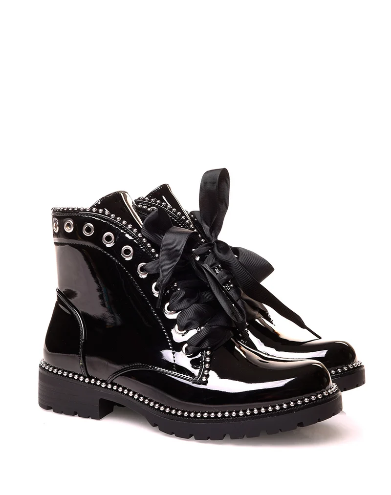 Bottines noires vernies ajourées de clous