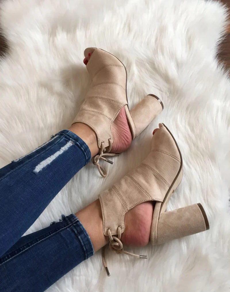 Sandales beiges en suédine à talons ronds