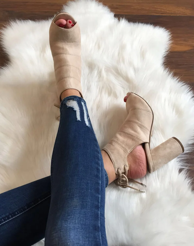 Sandales beiges en suédine à talons ronds
