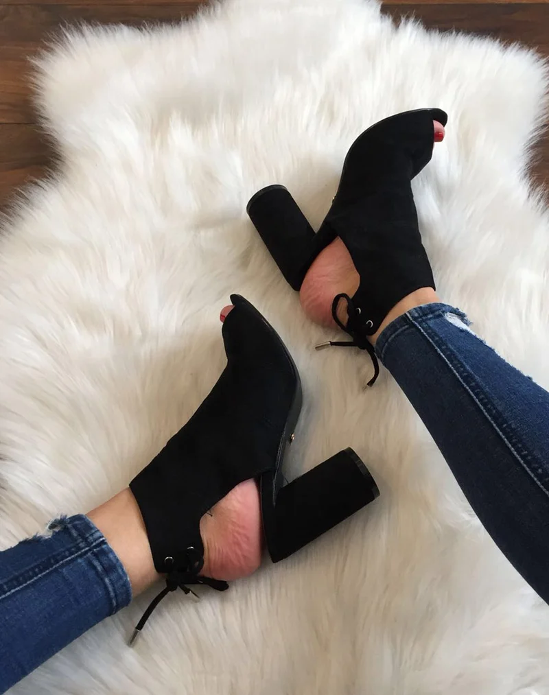 Sandales noires en suédine à talons ronds