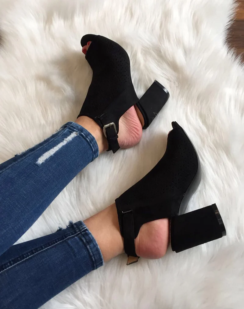 Sandales noires perforées à talons mi hauts