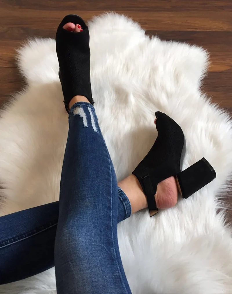 Sandales noires perforées à talons mi hauts