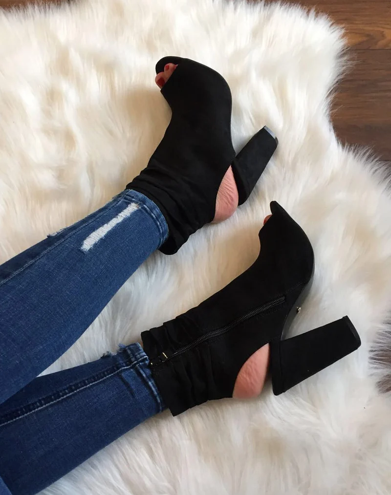 Sandales noires en suédine et à talons hauts