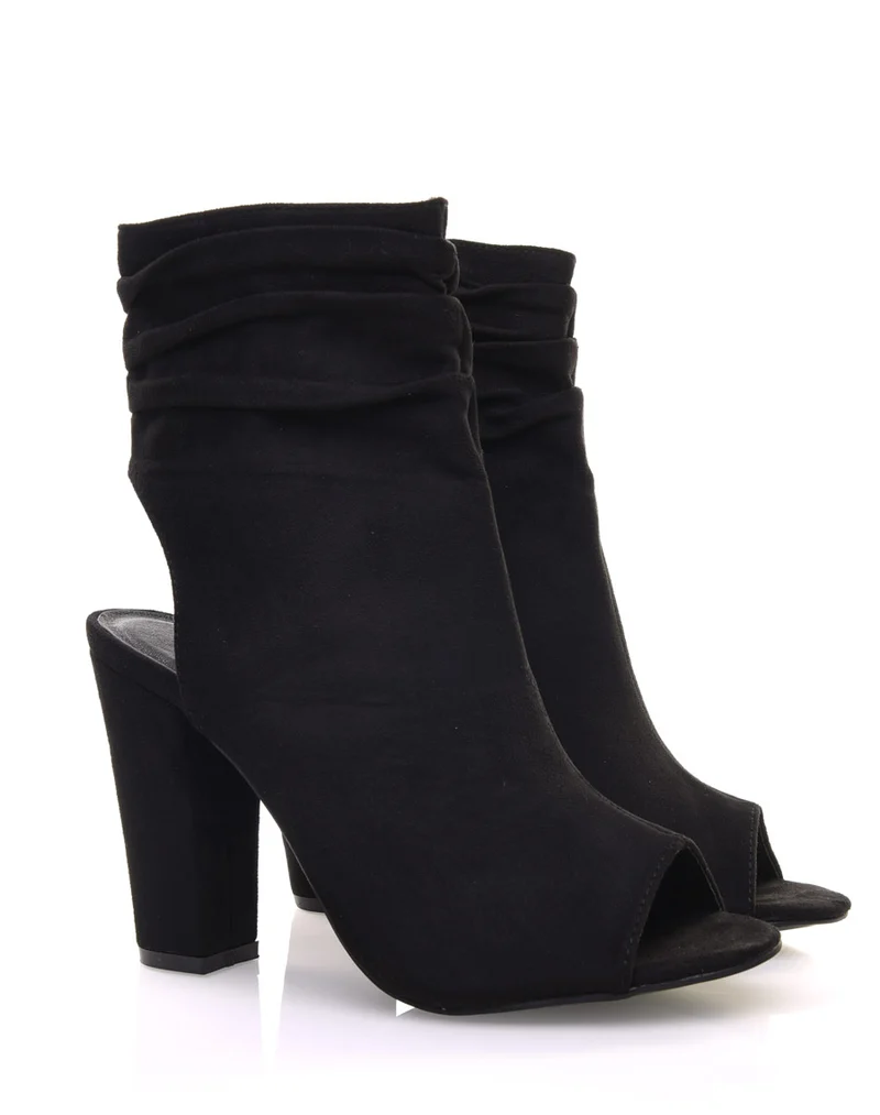 Sandales noires en suédine et à talons hauts