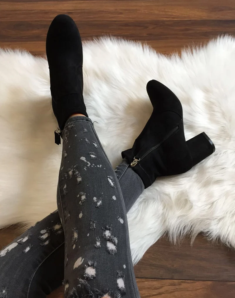 Bottines noires entièrement en suédine talons épais mi haut