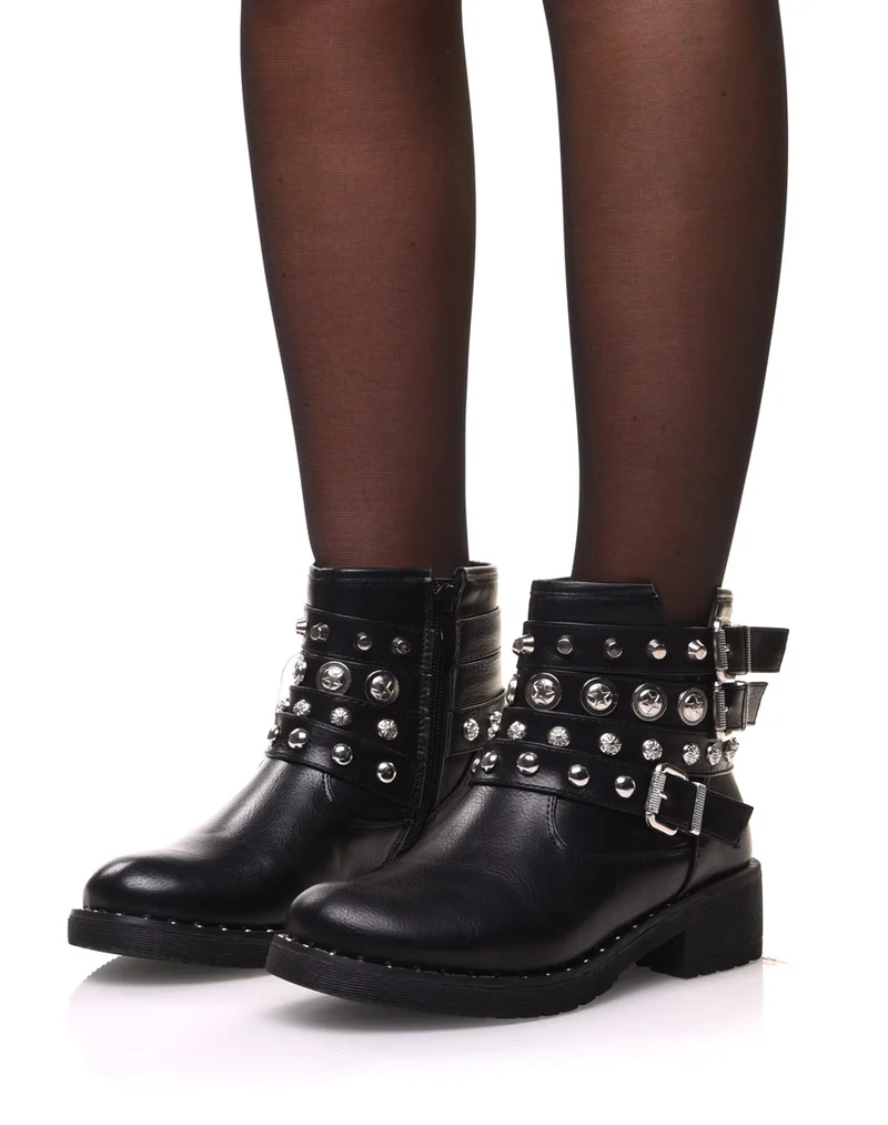 Bottines noires avec différentes lanières cloutées