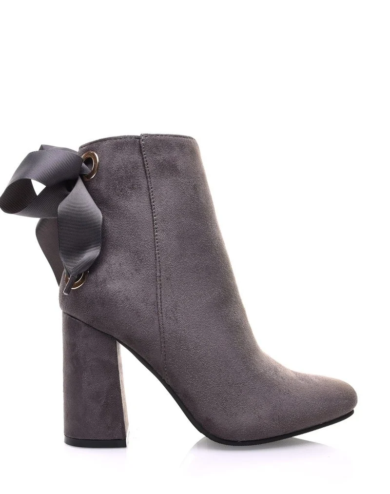 Bottines grises en suédine à talons et lacets satin