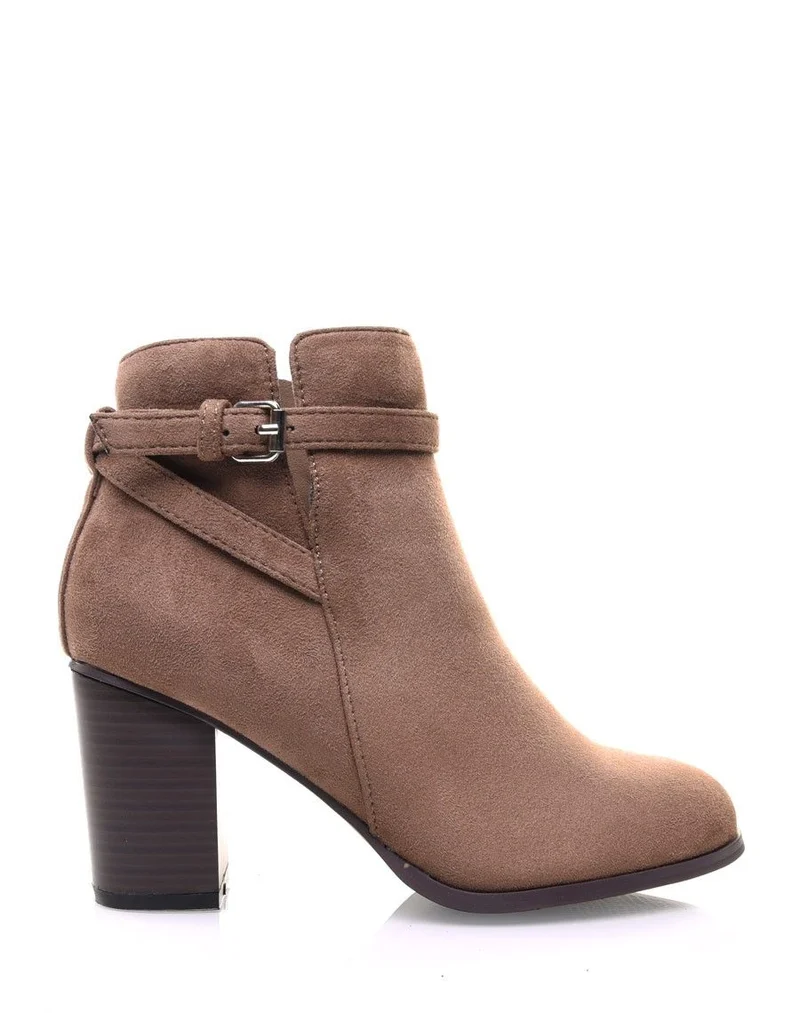 Bottines taupes en suédines à lanière décorative