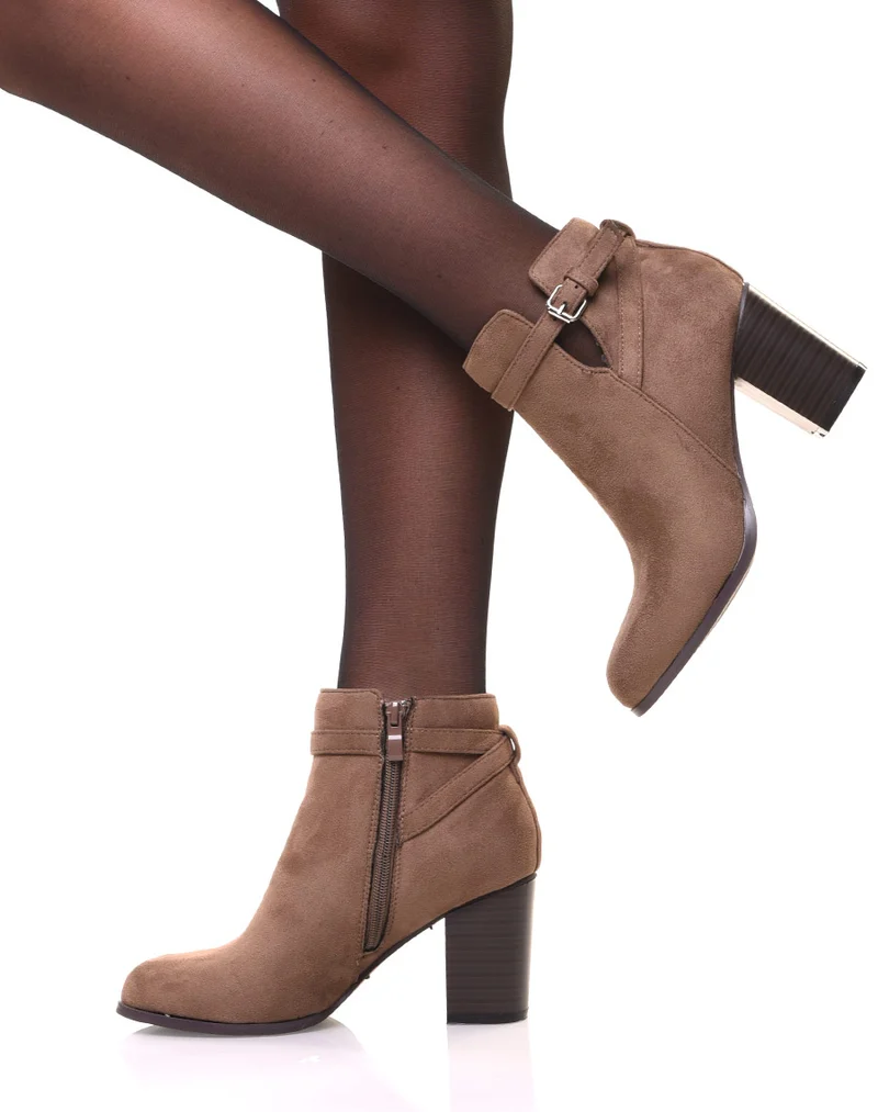 Bottines taupes en suédines à lanière décorative