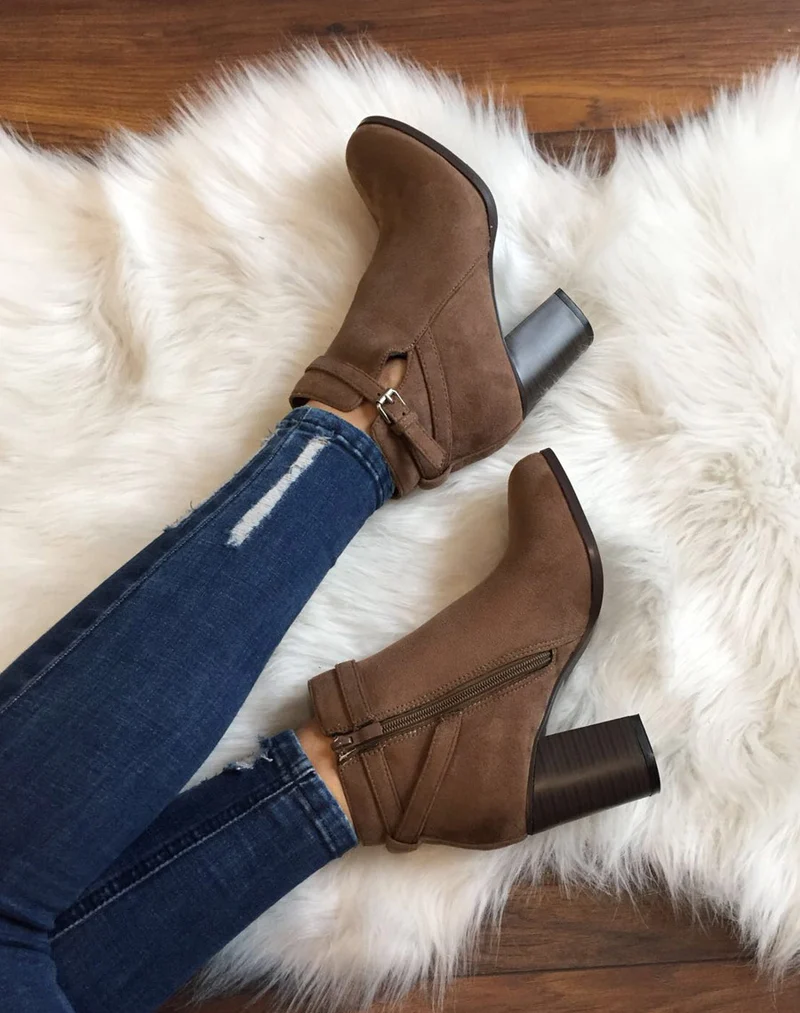 Bottines taupes en suédines à lanière décorative