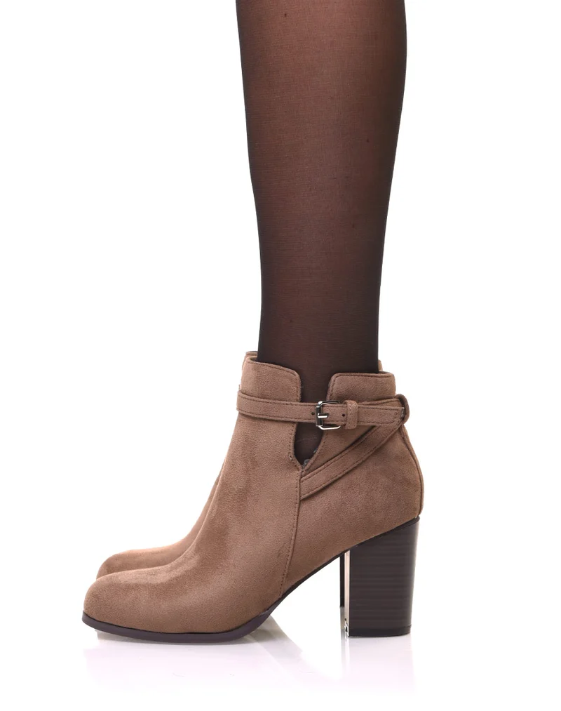 Bottines taupes en suédines à lanière décorative