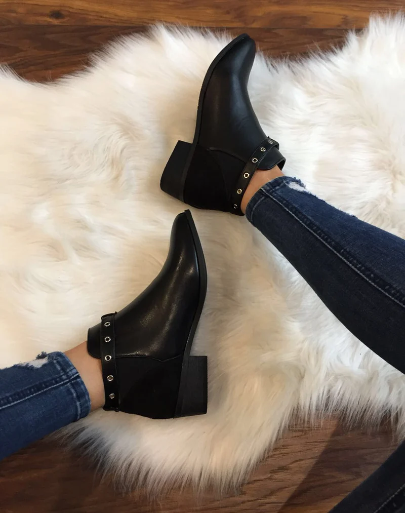 Bottines noires plates lanière ajustable