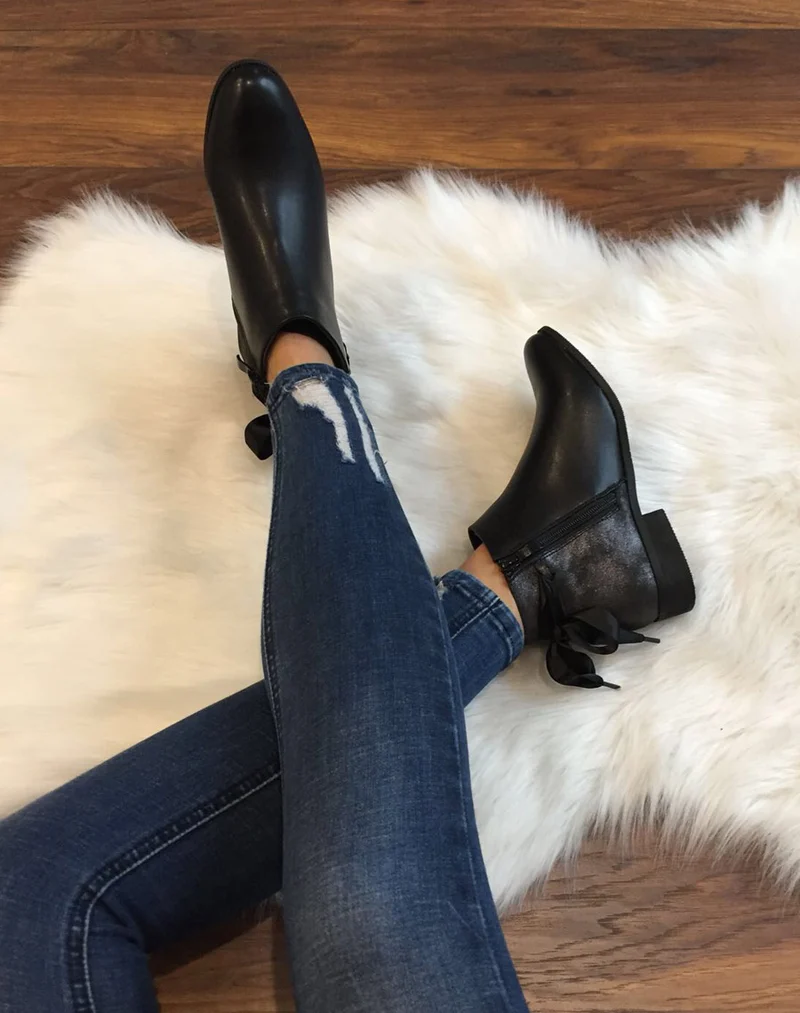 Bottines noires plates lacet décoratif en satin
