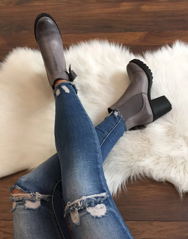 Bottines crantée grises à noeuds et oeillets