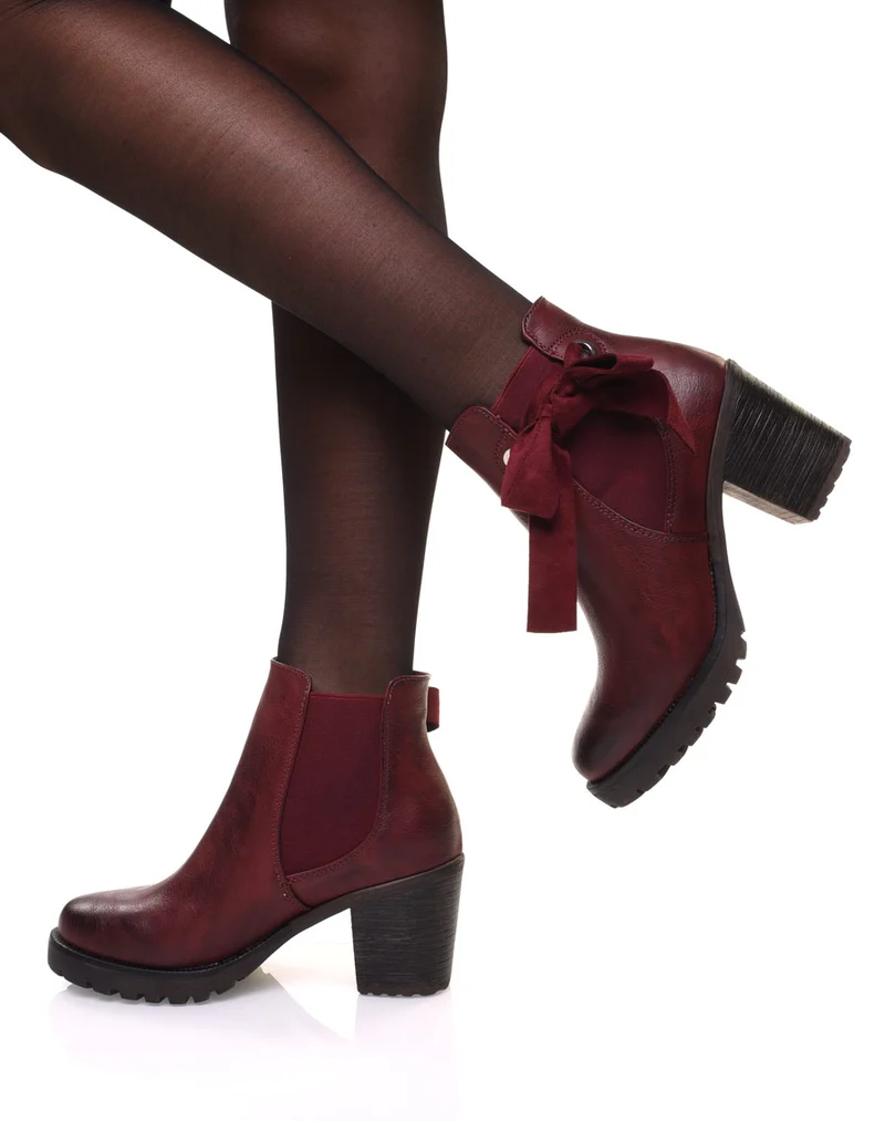 Bottines crantée bordeaux à noeuds et oeillets